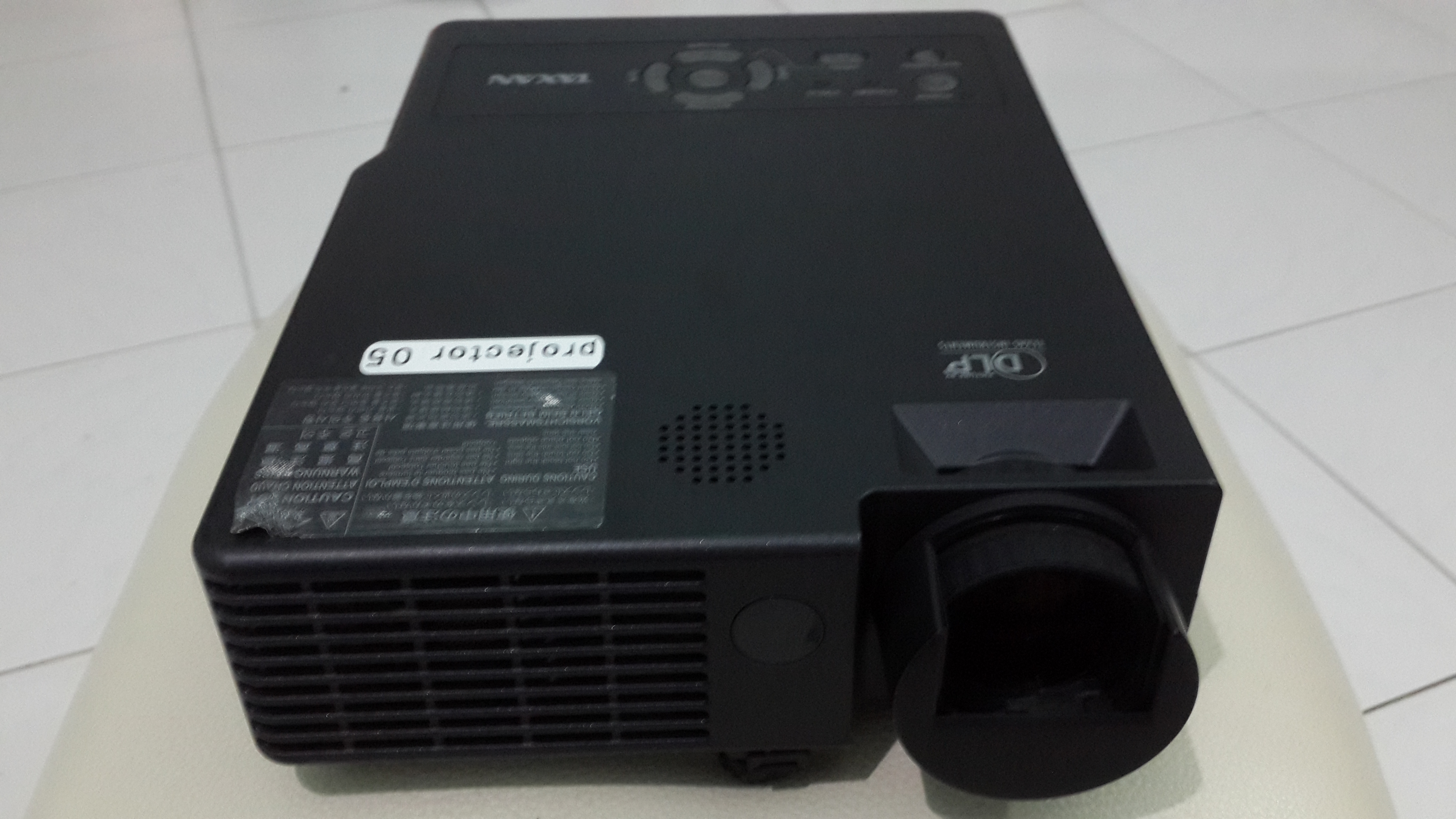 máy chiếu taxan độ sáng 2500 lux